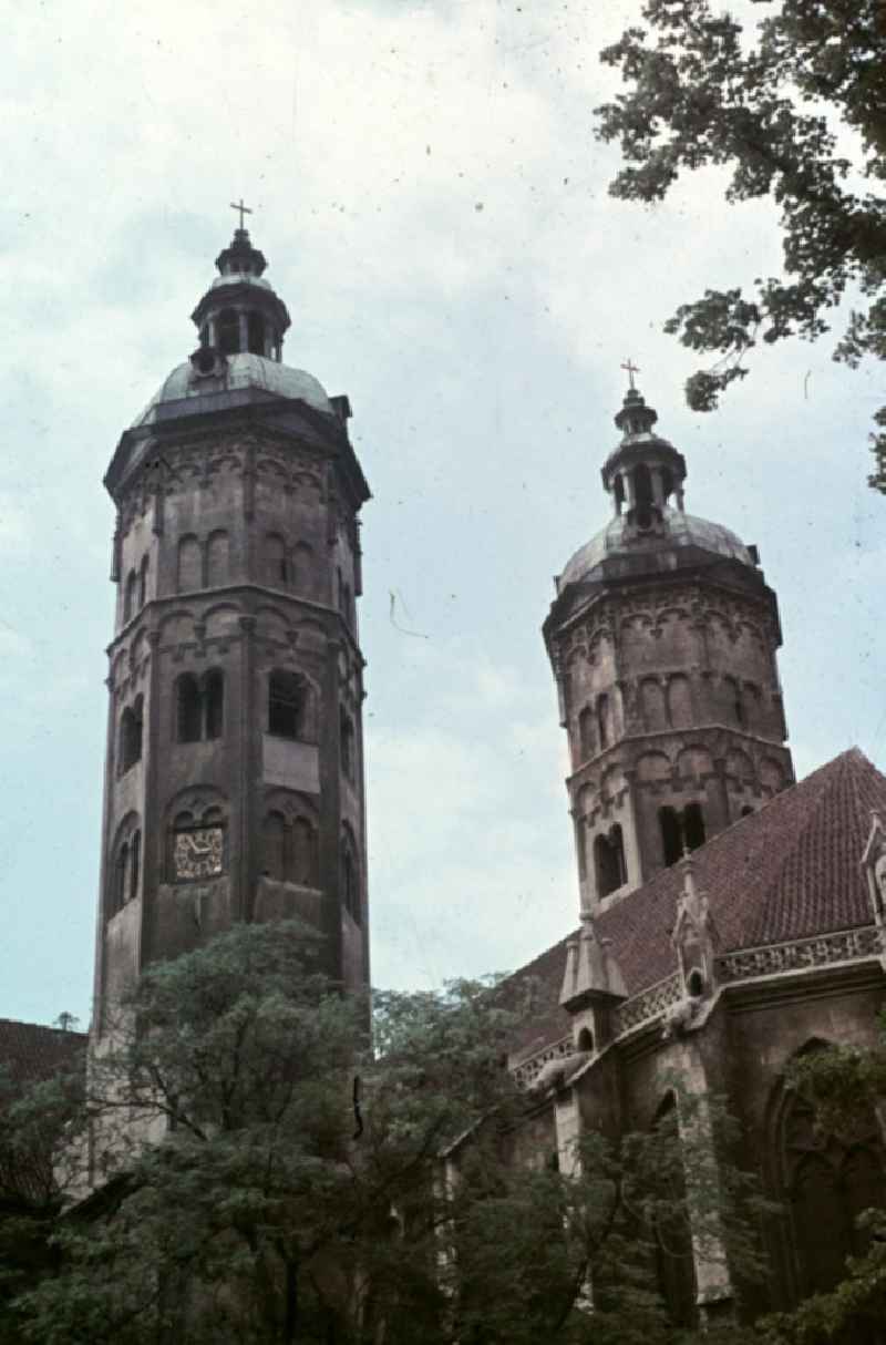 Osttürme mit Barockhauben des Naumburger Dom St. Peter und Paul. Easttowers of the Naumburger cathedral.