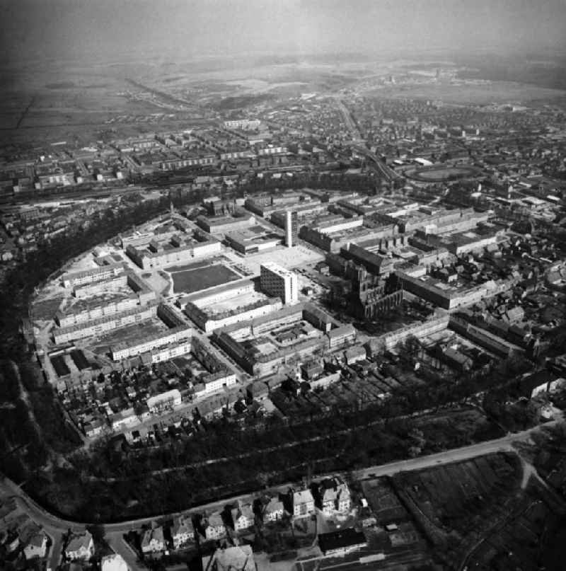 Blick auf die Innenstadt der Stadt Neubrandenburg in Mecklenburg-Vorpommern. Die Innenstadt ist umgeben von der alten Stadtmauer mit vier Toren und dem Friedrich-Engels-Ring. In der Innenstadt befinden sich die Marienkirche (Konzertkirche) und dahinter der Marktplatz.