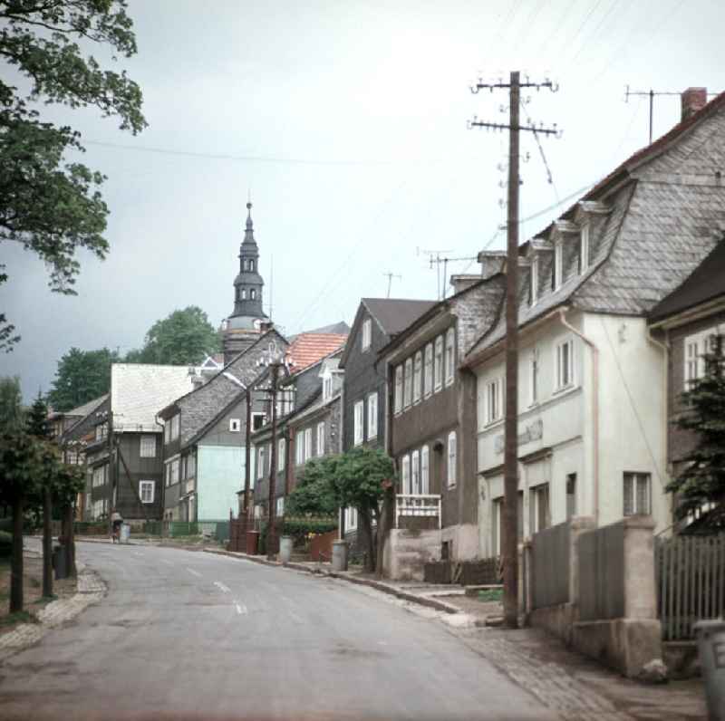 Ein Straßenzug in Oberweißbach im Thüringer Wald. Im Hintergrund ist der Turm der Hoffnungskirche zu sehen, die über die größte Kanzel Europas verfügt.