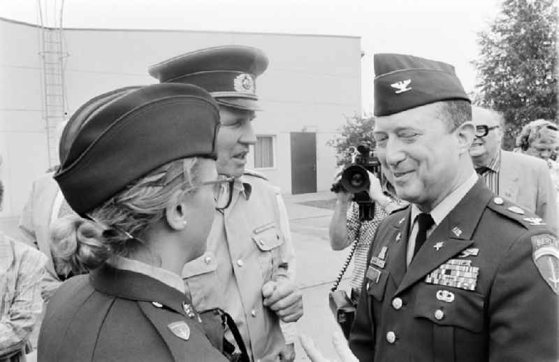 Meeting at the NVA National People's Army office on the occasion of a troop visit by American army personnel and military observers in the Radio Regiment-2 'Konrad Wolf' (RiFuR-2) in Oranienburg, Brandenburg in the territory of the former GDR, German Democratic Republic