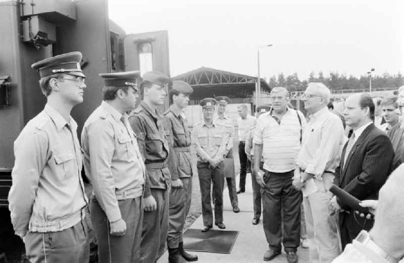 Meeting at the NVA National People's Army office on the occasion of a troop visit by American army personnel and military observers in the Radio Regiment-2 'Konrad Wolf' (RiFuR-2) in Oranienburg, Brandenburg in the territory of the former GDR, German Democratic Republic