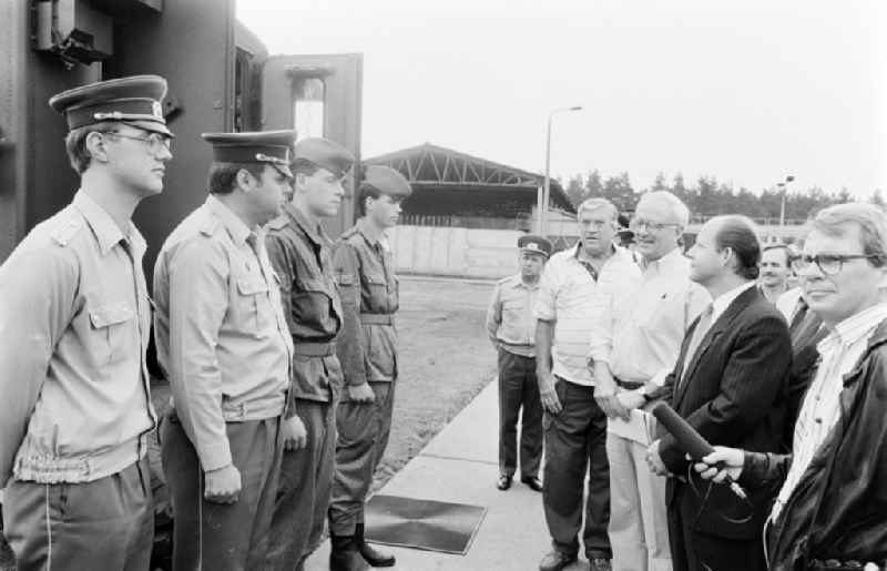 Meeting at the NVA National People's Army office on the occasion of a troop visit by American army personnel and military observers in the Radio Regiment-2 'Konrad Wolf' (RiFuR-2) in Oranienburg, Brandenburg in the territory of the former GDR, German Democratic Republic