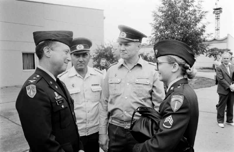 Meeting at the NVA National People's Army office on the occasion of a troop visit by American army personnel and military observers in the Radio Regiment-2 'Konrad Wolf' (RiFuR-2) in Oranienburg, Brandenburg in the territory of the former GDR, German Democratic Republic