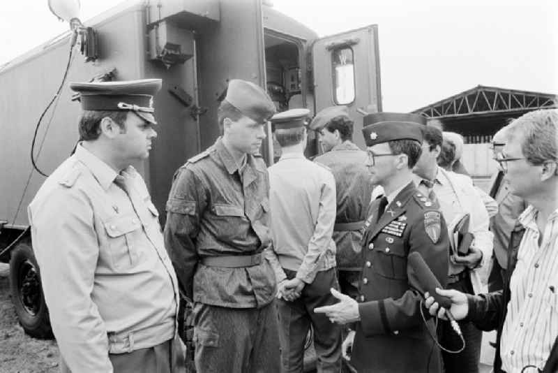 Meeting at the NVA National People's Army office on the occasion of a troop visit by American army personnel and military observers in the Radio Regiment-2 'Konrad Wolf' (RiFuR-2) in Oranienburg, Brandenburg in the territory of the former GDR, German Democratic Republic