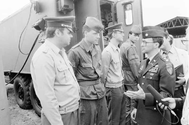 Meeting at the NVA National People's Army office on the occasion of a troop visit by American army personnel and military observers in the Radio Regiment-2 'Konrad Wolf' (RiFuR-2) in Oranienburg, Brandenburg in the territory of the former GDR, German Democratic Republic