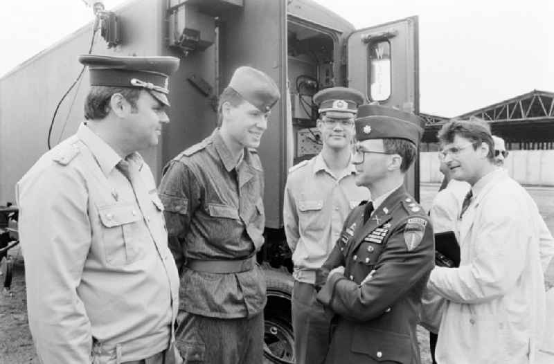 Meeting at the NVA National People's Army office on the occasion of a troop visit by American army personnel and military observers in the Radio Regiment-2 'Konrad Wolf' (RiFuR-2) in Oranienburg, Brandenburg in the territory of the former GDR, German Democratic Republic