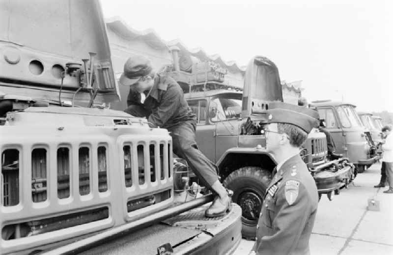 Presentation of military vehicles and automotive technology at a meeting in the NVA National People's Army office on the occasion of a troop visit by American army personnel and military observers in the Radio Regiment-2 'Konrad Wolf' (RiFuR-2) in Oranienburg, Brandenburg in the territory of the former GDR, German Democratic Republic