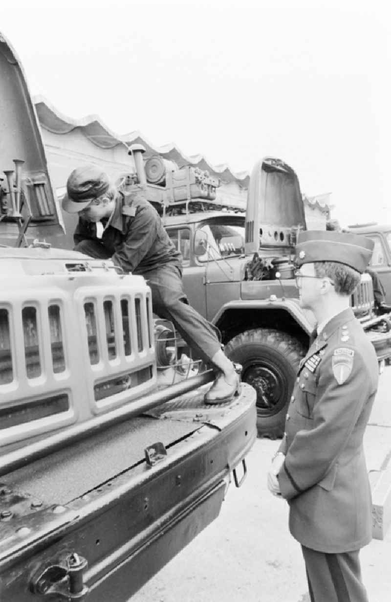 Presentation of military vehicles and automotive technology at a meeting in the NVA National People's Army office on the occasion of a troop visit by American army personnel and military observers in the Radio Regiment-2 'Konrad Wolf' (RiFuR-2) in Oranienburg, Brandenburg in the territory of the former GDR, German Democratic Republic