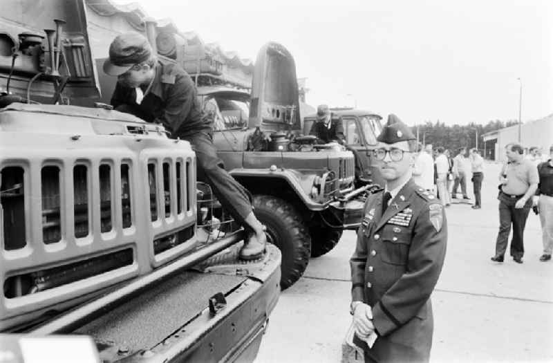 Presentation of military vehicles and automotive technology at a meeting in the NVA National People's Army office on the occasion of a troop visit by American army personnel and military observers in the Radio Regiment-2 'Konrad Wolf' (RiFuR-2) in Oranienburg, Brandenburg in the territory of the former GDR, German Democratic Republic