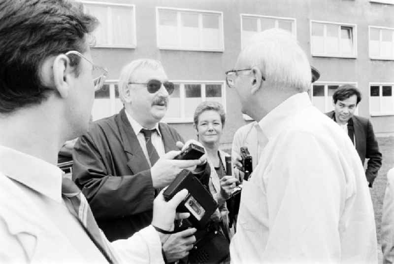 Meeting at the NVA National Peoples Army office on the occasion of a troop visit by American army personnel and military observers in the radio relay regiment-2 'Konrad Wolf' (RiFuR-2) in Oranienburg, Brandenburg in the territory of the former GDR, German Democratic Republic