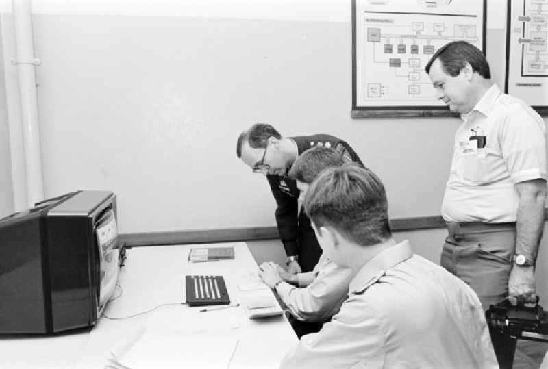 Meeting at the NVA National Peoples Army office on the occasion of a troop visit by American army personnel and military observers in the radio relay regiment-2 'Konrad Wolf' (RiFuR-2) in Oranienburg, Brandenburg in the territory of the former GDR, German Democratic Republic