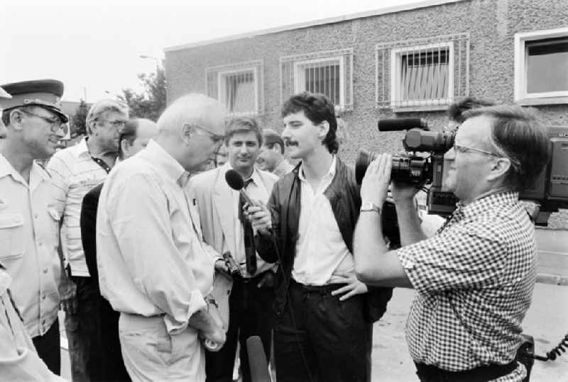 Meeting at the NVA National Peoples Army office on the occasion of a troop visit by American army personnel and military observers in the radio relay regiment-2 'Konrad Wolf' (RiFuR-2) in Oranienburg, Brandenburg in the territory of the former GDR, German Democratic Republic