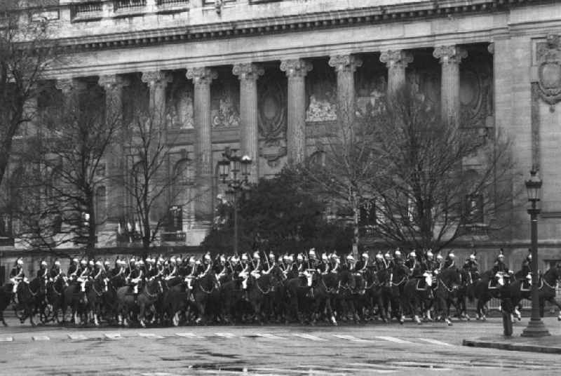 Aufmarsch der Kavallerie vor dem Elysee-Palast anläßlich des Staatsbesuchs von Erich Honecker, Vorsitzender des Staatsrates DDR, in Paris.