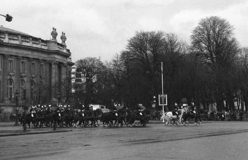 Kavallerie beim Betreten der Champs Elysees vor dem Elysee Palast anläßlich des Staatsbesuchs von Erich Honecker, Vorsitzender des Staatsrates DDR, in Paris.