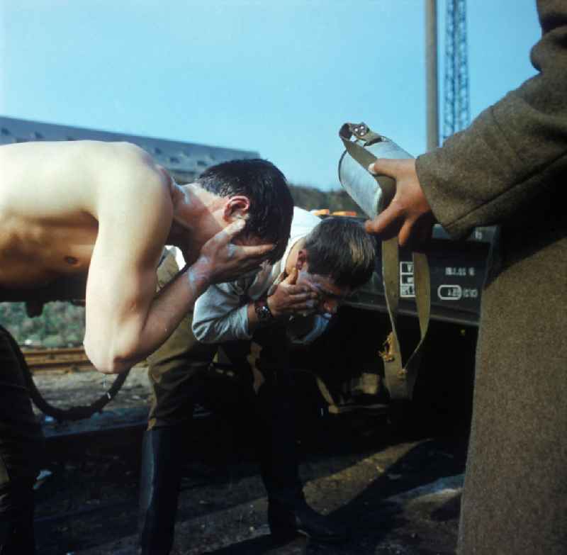 Manöverübung der GSSD (Gruppe der Sowjetischen Streitkräfte in Deutschland) in Peenemünde. Russische Soldaten beim Waschen.