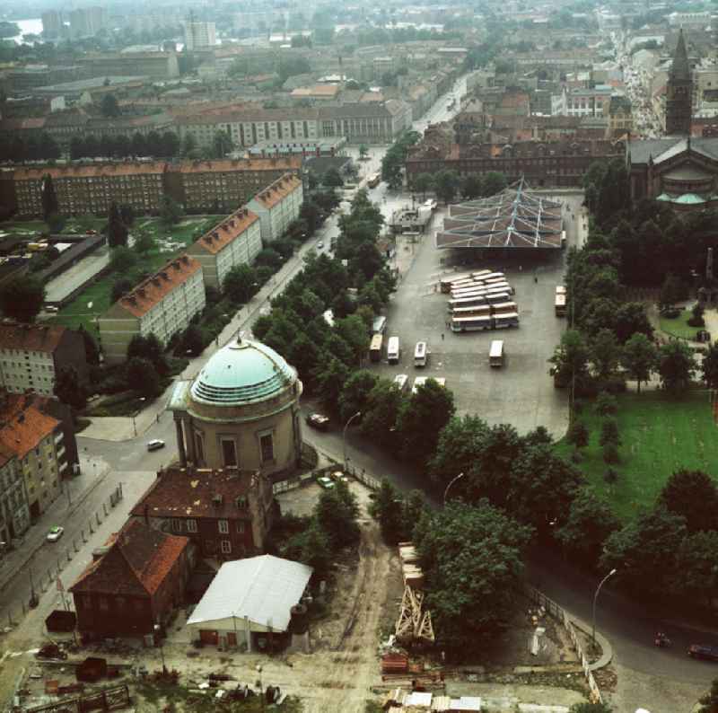 Die Französische Kirche an der Ecke Hebbelstraße / Charlottenstraße in Potsdam. Am rechten Bildrand sichtbar die Katholische Probsteikirche St. Peter und Paul. Im Hintergrund die Potsdamer Innenstadt. Links Wohnblöcke.