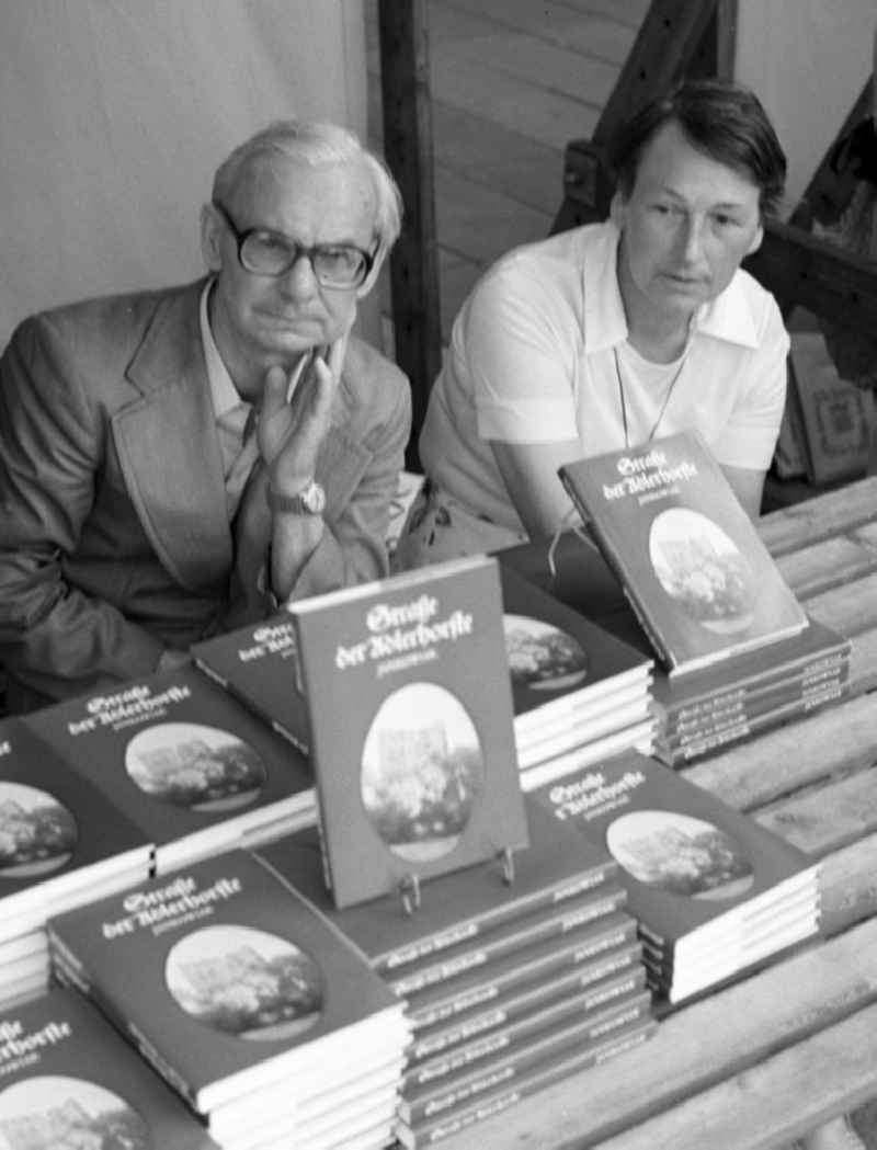 Die Schriftsteller Christa und Johannes Jankowiak präsentieren ihr Buch 'Straße der Adlerhorste' auf dem Schriftstellerbasar in Potsdam.
