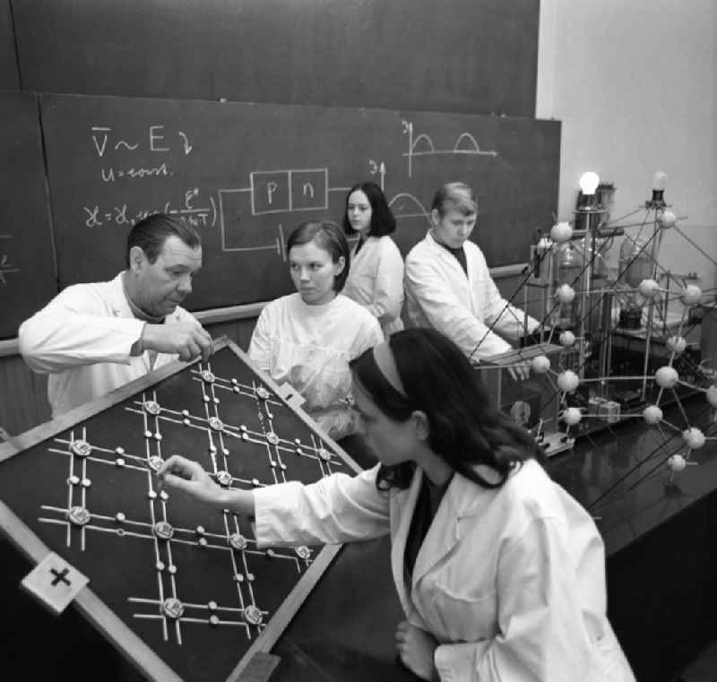 Physics students with their lecturer (l) during a seminar at the University of Education in Potsdam in the federal state of Brandenburg in the territory of the former GDR, German Democratic Republic