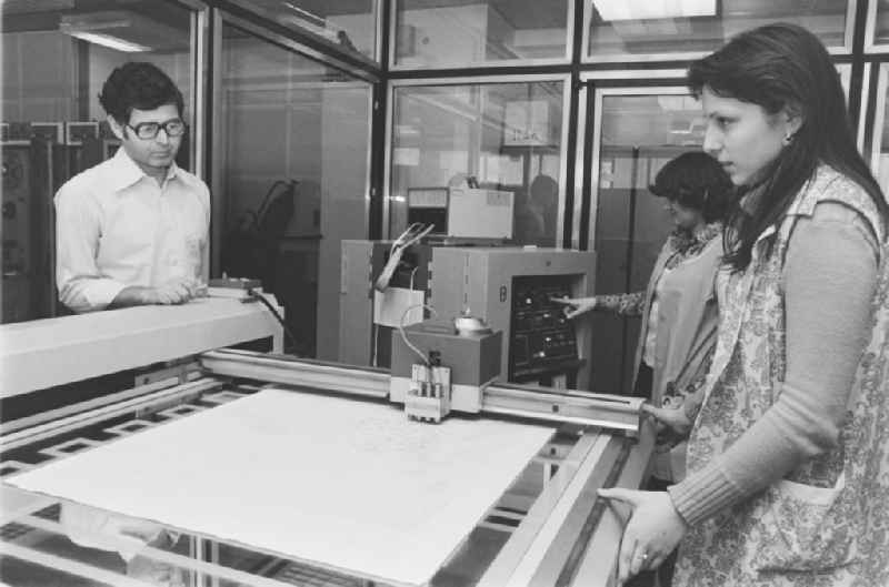 Employees of the Meteorological Service of the GDR at a plotter and map printer in Potsdam, Brandenburg in the territory of the former GDR, German Democratic Republic