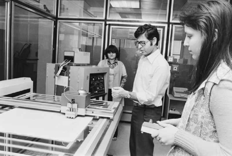 Employees of the Meteorological Service of the GDR at a plotter and map printer in Potsdam, Brandenburg in the territory of the former GDR, German Democratic Republic