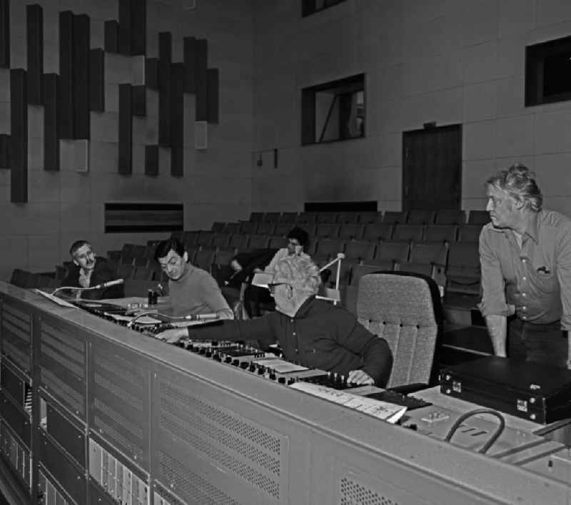 Electronic equipment in a for film, image and sound mixing in the VEB DEFA Studio for feature films for the film “Rublak - The Legend of the Surveyed Land” on August-Bebel-Strasse in the district of Babelsberg in Potsdam, Brandenburg in the area of the former GDR, German Democratic Republic