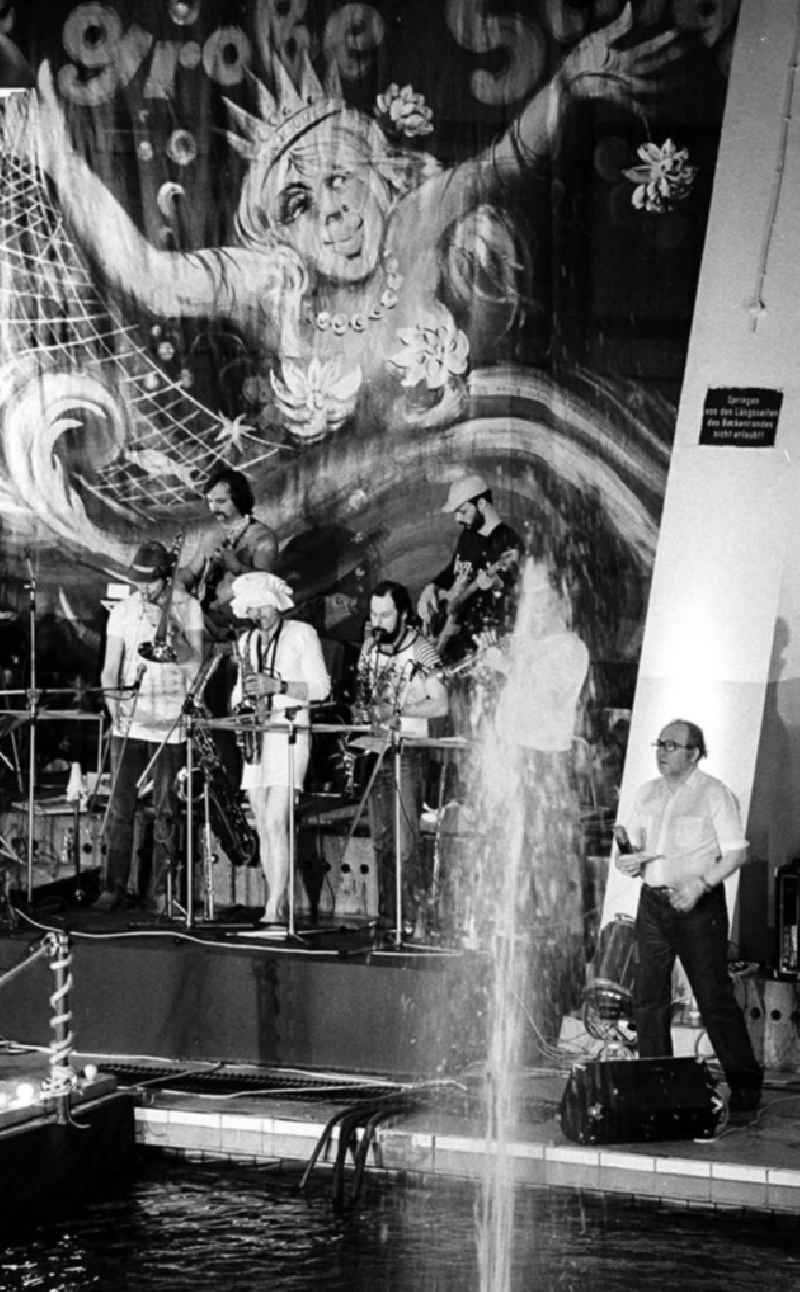 08.02.1982
Fasching in der Schwimmhalle in Potsdam (Brandenburg)

Umschlagnr.: 13