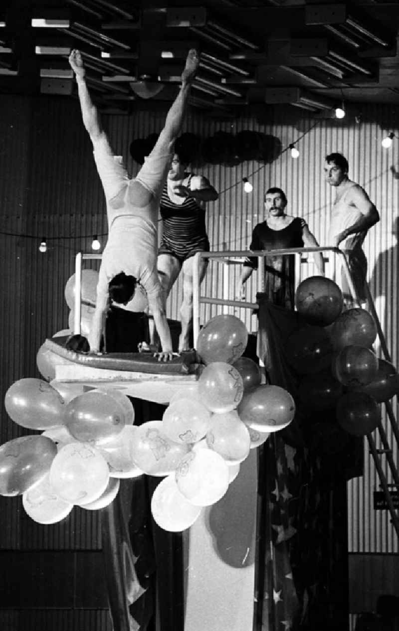 08.02.1982
Fasching in der Schwimmhalle in Potsdam (Brandenburg)

Umschlagnr.: 13