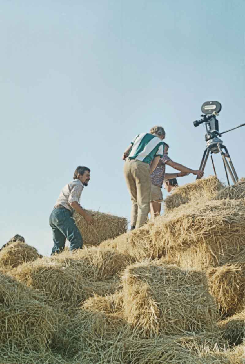 Scene recording of the film and television production in the film 'Portrait of a Center' Establishment of a camera position on stacked straw bales in Raeckelwitz, Saxony in the area of the former GDR, German Democratic Republic