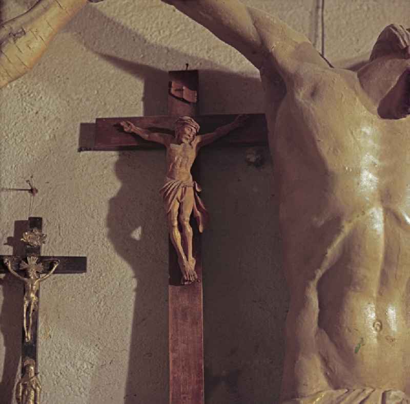 Scene recording from the film and television production 'Portrait of a Centerpiece' Wooden crucifixes in the workshop of the wood restorer Benedikt Dirlich on the main street in Raeckelwitz, Saxony in the territory of the former GDR, German Democratic Republic