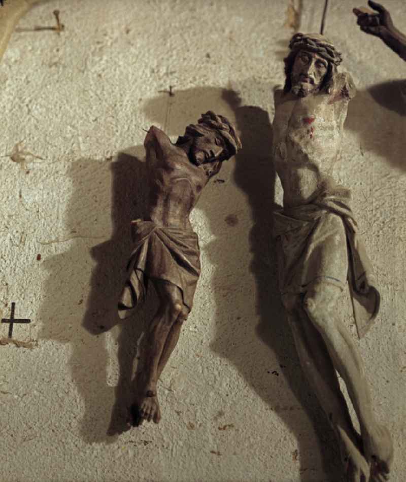 Scene recording from the film and television production 'Portrait of a Centerpiece' Wooden crucifixes in the workshop of the wood restorer Benedikt Dirlich on the main street in Raeckelwitz, Saxony in the territory of the former GDR, German Democratic Republic