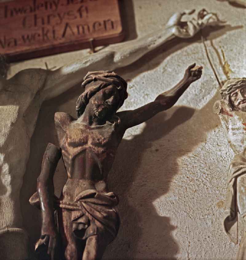 Scene recording from the film and television production 'Portrait of a Centerpiece' Wooden crucifixes in the workshop of the wood restorer Benedikt Dirlich on the main street in Raeckelwitz, Saxony in the territory of the former GDR, German Democratic Republic