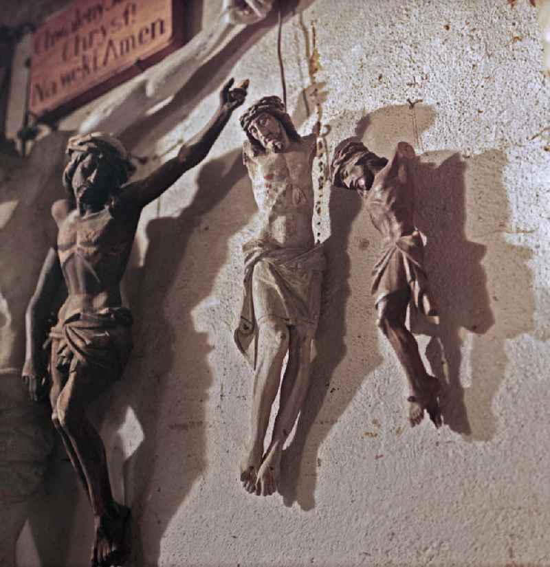 Scene recording from the film and television production 'Portrait of a Centerpiece' Wooden crucifixes in the workshop of the wood restorer Benedikt Dirlich on the main street in Raeckelwitz, Saxony in the territory of the former GDR, German Democratic Republic