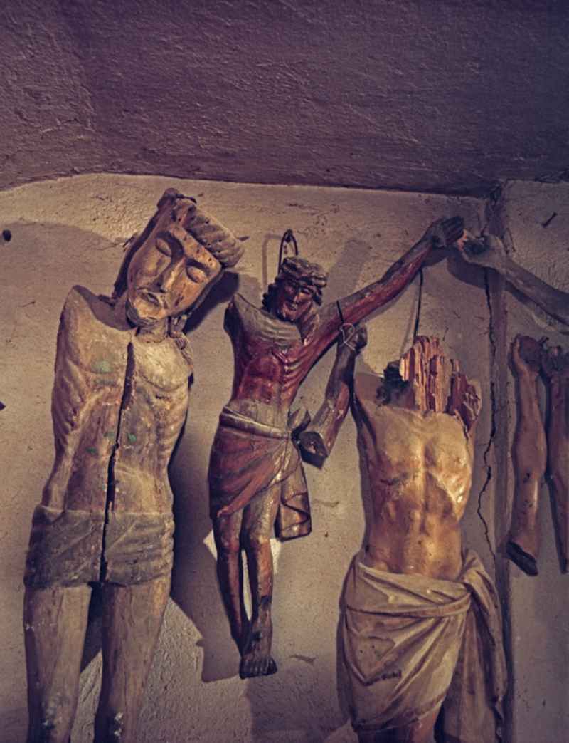 Scene recording from the film and television production 'Portrait of a Centerpiece' Wooden crucifixes in the workshop of the wood restorer Benedikt Dirlich on the main street in Raeckelwitz, Saxony in the territory of the former GDR, German Democratic Republic