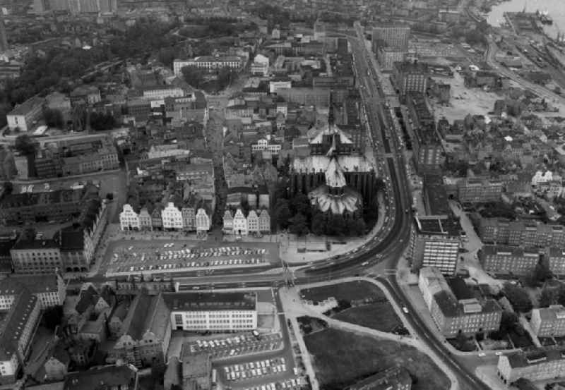 Blick auf die historische Mittelstadt der Stadt Rostock in Mecklenburg-Vorpommern. Blick auf den Ernst-Thälmann-Platz (heute Neuer Markt) mit Marienkirche (Backsteingotik), Giebelhäusern, Hauptpost und Rathaus. Rechts die Lange Straße und im Hintergrund das Warnowufer.