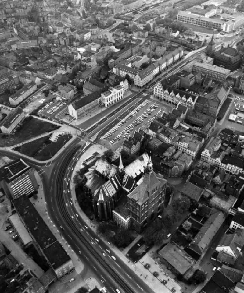 Blick auf die Stadtmitte mit der St. Marien-Kirche im Vordergrund, entlang der Lange Strasse auf das Rathaus am Neuer Markt 1.