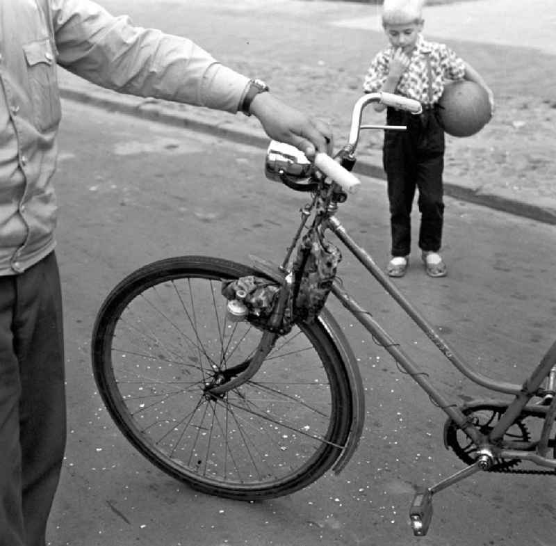 Eine alte Frau ist mit ihrem Fahrrad auf einer Straße in Rostock gestürz - der Einkaufsbeutel am Lenkrad hatte sich in den Speichen verfangen.