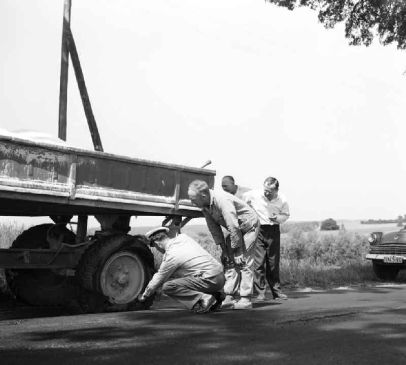 Autopanne auf der Landstraße.