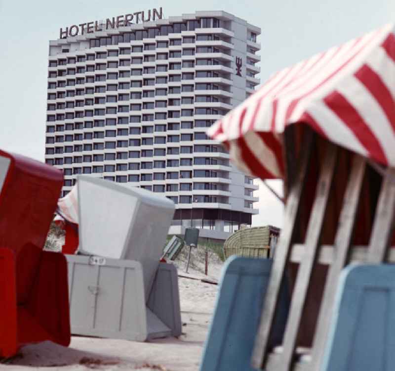 Interhotels invite you Vereinigung Interhotel Brochure; GDR (East  German)[Circa 1960's]: Vereinigung Interhotel: : Books