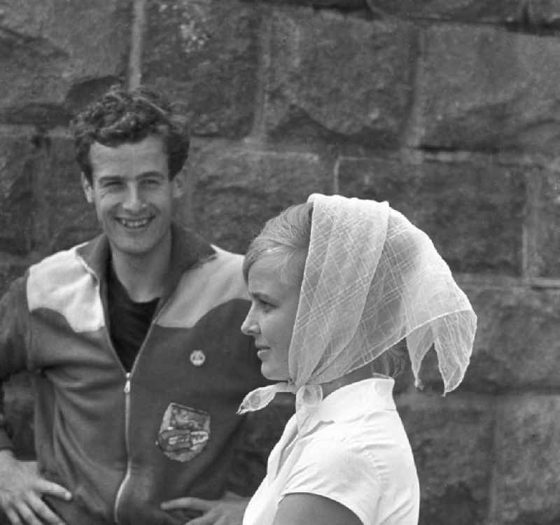 Ein Spieler vom Fußball-Verein FC Hansa Rostock und eine Frau mit Kopftuch. Sie nehmen an einer sportlichen Veranstaltung der Ostseewoche teil. In Rostock und anderen Orten an der Ostseeküste fand jedes Jahr die Ostseewoche statt, die zahlreiche politische, kulturelle und sportliche Veranstaltungen umfasste. Ziel der Ostseewoche war es, die Beziehungen der DDR zu benachbarten nordeuropäischen Ländern zu pflegen und die staatliche Anerkennung der DDR voran zu bringen. Bestmögliche Qualität nach Vorlage!