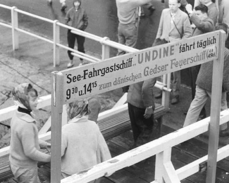 Passagiere verlassen das Fahrgastschiff 'Udine' während der Ostseewoche. In Rostock und anderen Orten an der Ostseeküste fand jedes Jahr die Ostseewoche statt, die zahlreiche politische, kulturelle und sportliche Veranstaltungen umfasste. Ziel der Ostseewoche war es, die Beziehungen der DDR zu benachbarten nordeuropäischen Ländern zu pflegen und die staatliche Anerkennung der DDR voran zu bringen. Bestmögliche Qualität nach Vorlage!