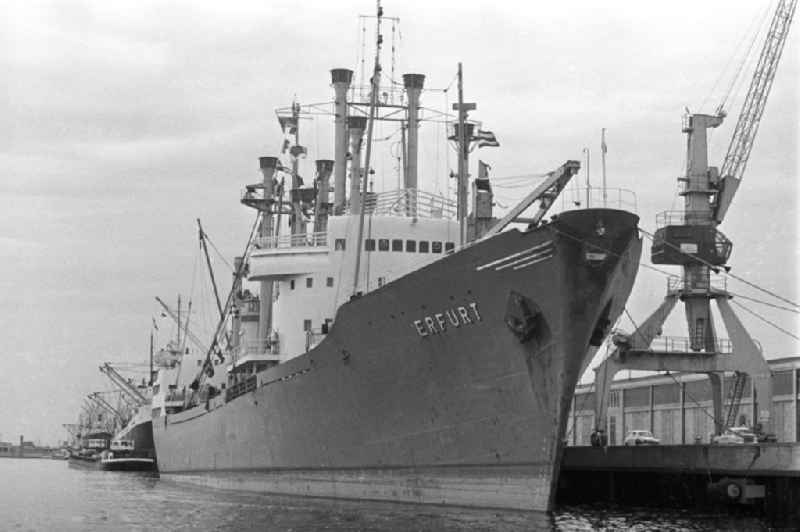 Anlässlich der Ostseewoche liegt das Frachtschiff MS 'Erfurt' - Typ IV - im Hochseehafen.  Die MS 'Erfurt' gehörte zur Flotte der VEB Deutsche Seereederei bzw. ab 1974 VEB Deutfracht Seereederei Rostock. In Rostock und anderen Orten an der Ostseeküste fand jedes Jahr die Ostseewoche statt, die zahlreiche politische, kulturelle und sportliche Veranstaltungen umfasste. Ziel der Ostseewoche war es, die Beziehungen der DDR zu benachbarten nordeuropäischen Ländern zu pflegen und die staatliche Anerkennung der DDR voran zu bringen. Der Hafen wurde Anfang Mai 196