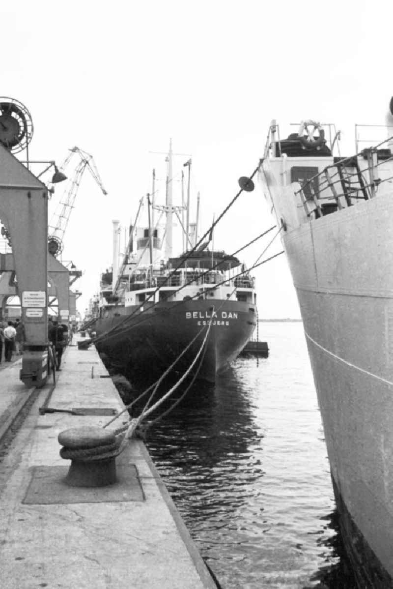 Anlässlich der Ostseewoche liegt das dänische Schiff 'Bella Dan' vertäut im Hochseehafen. In Rostock und anderen Orten an der Ostseeküste fand jedes Jahr die Ostseewoche statt, die zahlreiche politische, kulturelle und sportliche Veranstaltungen umfasste. Ziel der Ostseewoche war es, die Beziehungen der DDR zu benachbarten nordeuropäischen Ländern zu pflegen und die staatliche Anerkennung der DDR voran zu bringen. Der Hafen wurde Anfang Mai 196