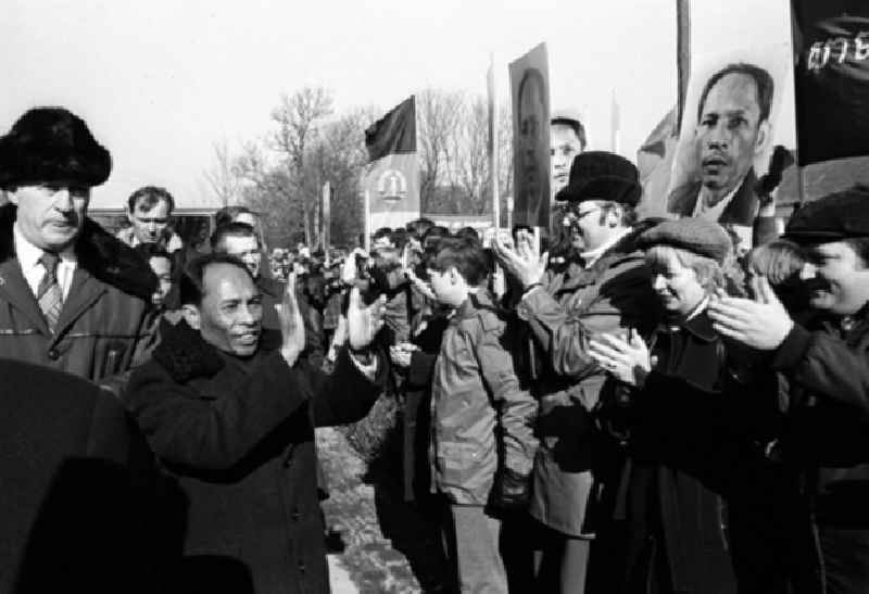 Heng Somrin (Kambodscha) besucht Bauern im Rostok.  (355A)