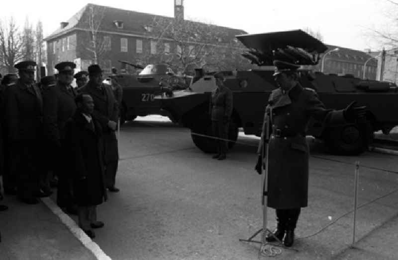 Heng Somrin (Kambodscha) besucht Soldaten im Rostok. (355A)