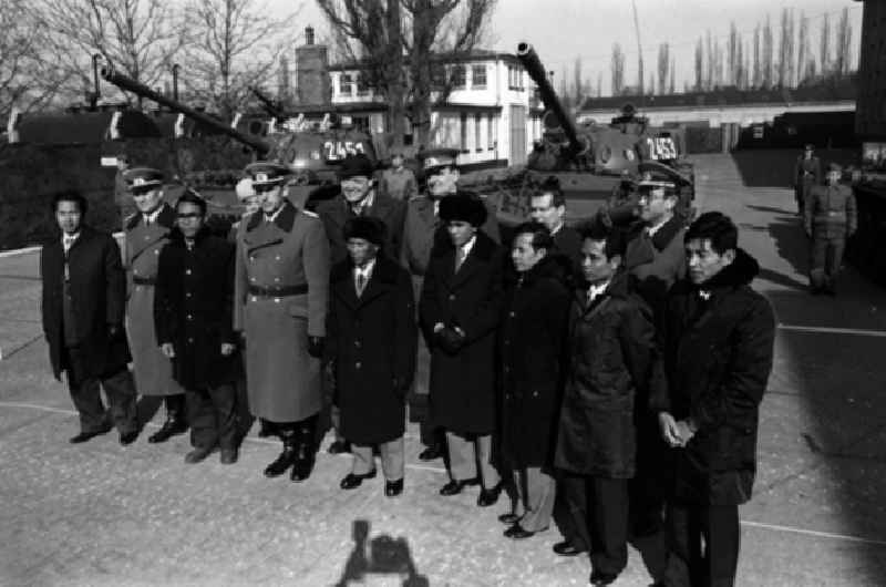 Heng Somrin (Kambodscha) besucht Soldaten im Rostok. (355A)