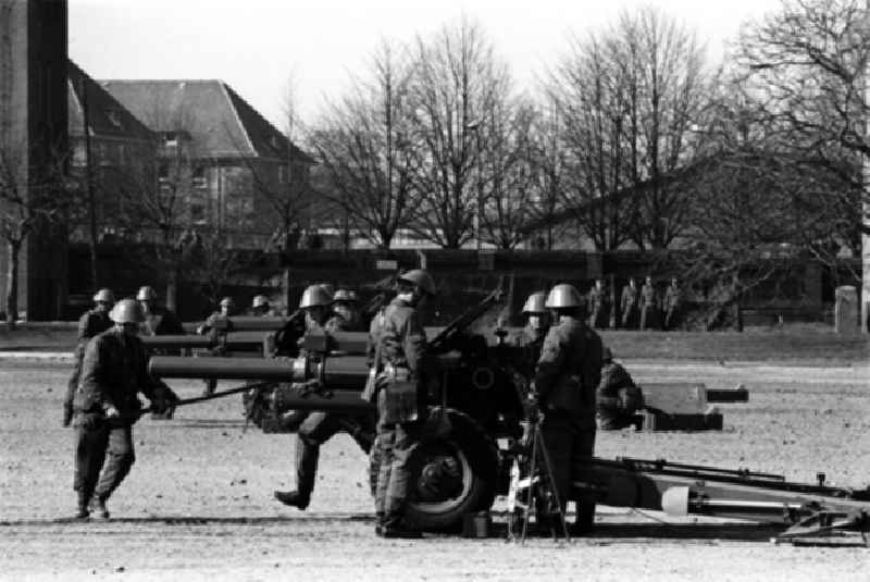 Heng Somrin (Kambodscha) besucht Soldaten im Rostok. (355A)