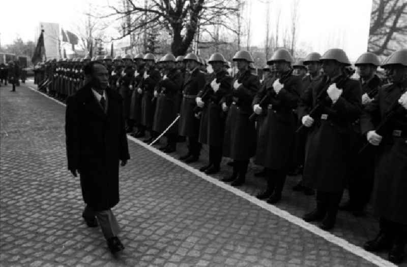 Heng Somrin (Kambodscha) besucht Soldaten im Rostok. (355A)