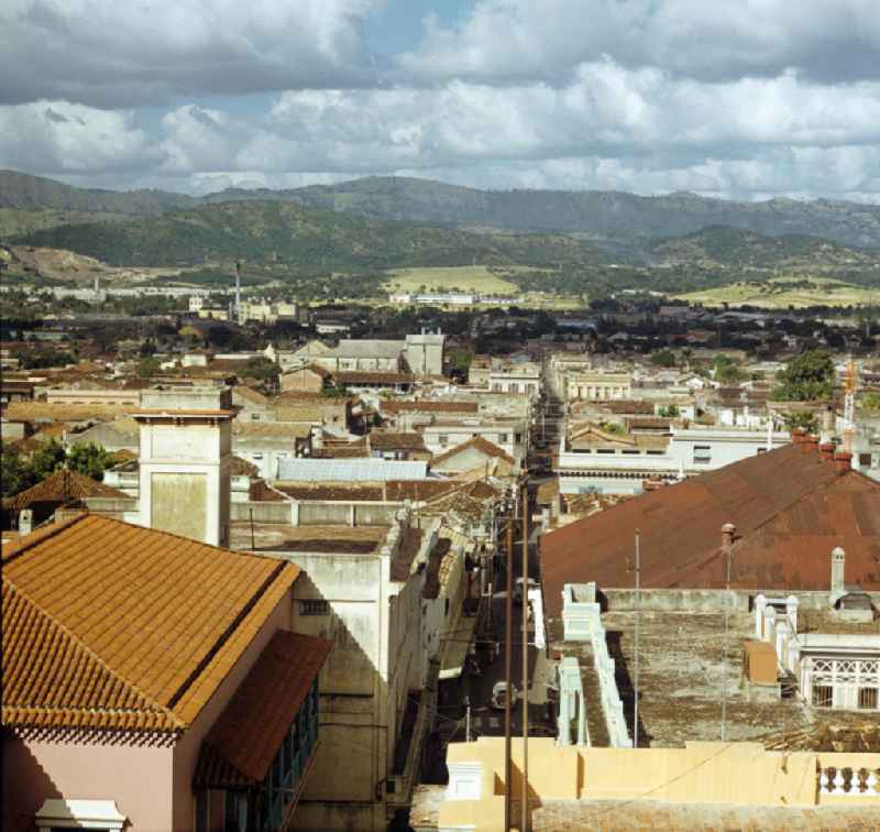 Blick über die Dächer von Santiago de Cuba. View over the city.