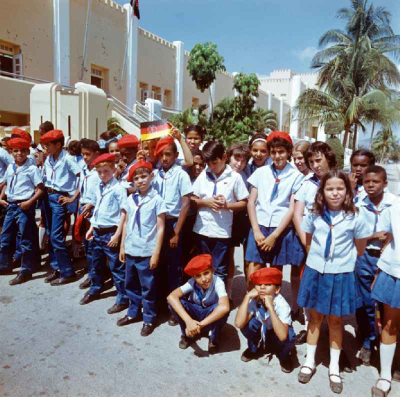 Kubanische Pioniere in Uniform warten vor dem Gebäude des Cuartel Moncada - der ehemaligen Moncada-Kaserne - auf die Ankunft des Staats- und Parteivorsitzenden der DDR, Erich Honecker, in Santiago de Cuba. Honecker stattete vom 2