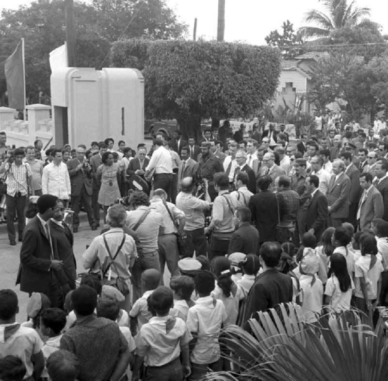 Der kubanische Regierungschef Fidel Castro und der Staats- und Parteivorsitzende der DDR, Erich Honecker, besuchen am das Cuartel Moncada - die ehemalige Moncada-Kaserne und Kultstätte der kubanischen Revolution - in Santiago de Cuba. Honecker stattete vom 2